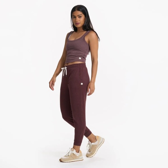Vuori Sunrise Crop Tank in Chestnut - Picture 2 of 7